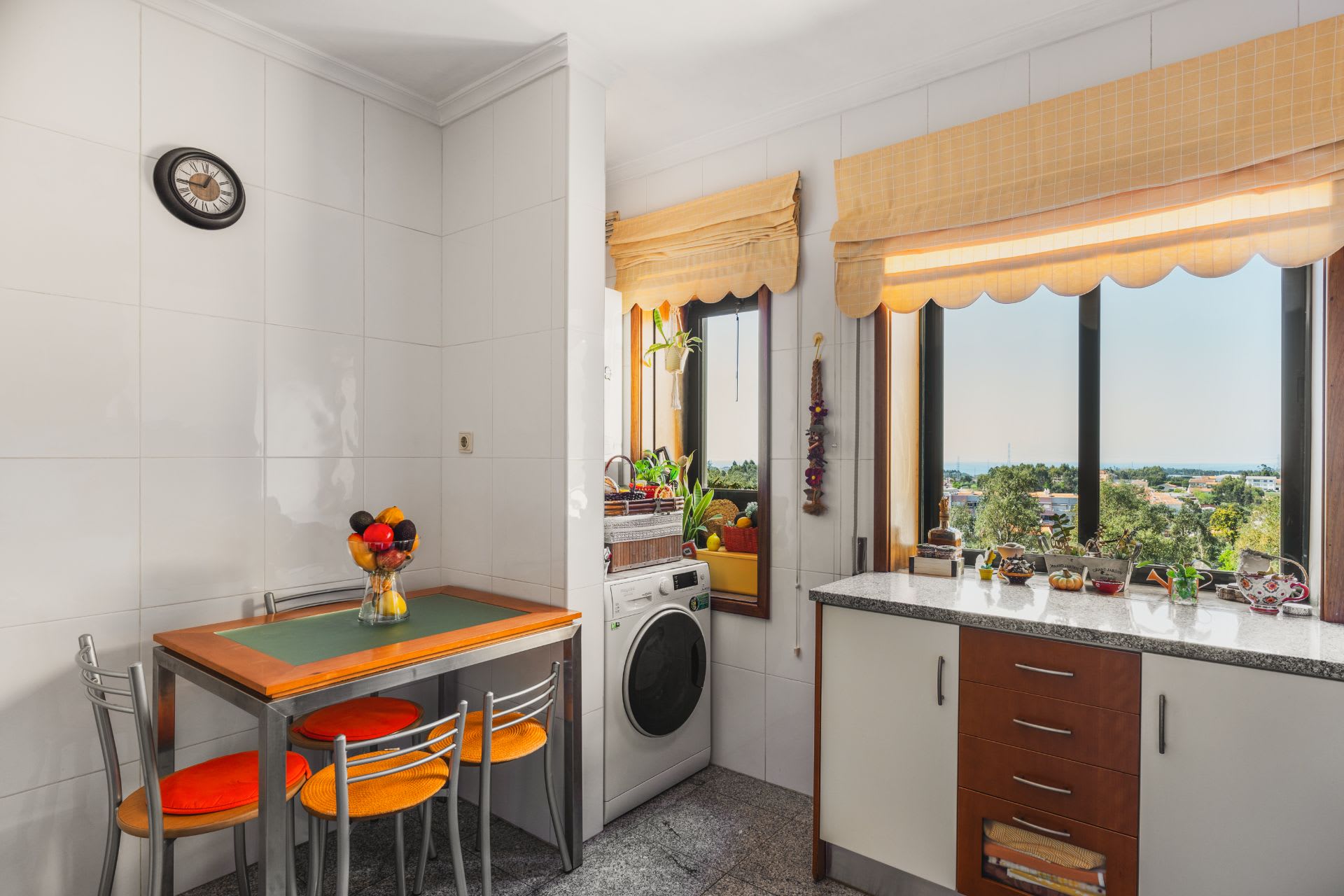 Funcionalidade e luz natural no coração da casa. 2